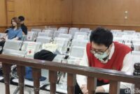 1762363593405-dokter-priguna-saat-menjalani-sidang-putusan-di-pn-bandung-majelis-hakim-menjatuhkan-vonis-11-tahun-penjara-terhadap-priguna-d-1762334016159_169