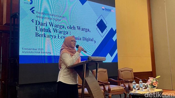 1762363615630-kepala-bidang-diseminasi-informasi-diskominfo-kota-bandung-susi-darsiti-saat-membuka-kegiatan-pelatihan-kehumasan-masyarakat-d-1762353147027_169