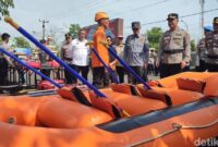 1762363637072-bupati-ciamis-herdiat-sunarya-dan-kapolres-ciamis-mengecek-sarana-prasarana-untuk-penanganan-bencana-usai-apel-siaga-bencana-d-1762323865668_169