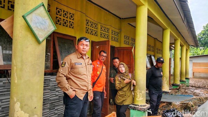 1762363759736-kepala-dinas-pendidikan-kabupaten-sukabumi-deden-sumpena-saat-meninjau-kondisi-pascabencana-di-kecamatan-cisolok-1762340838644_169