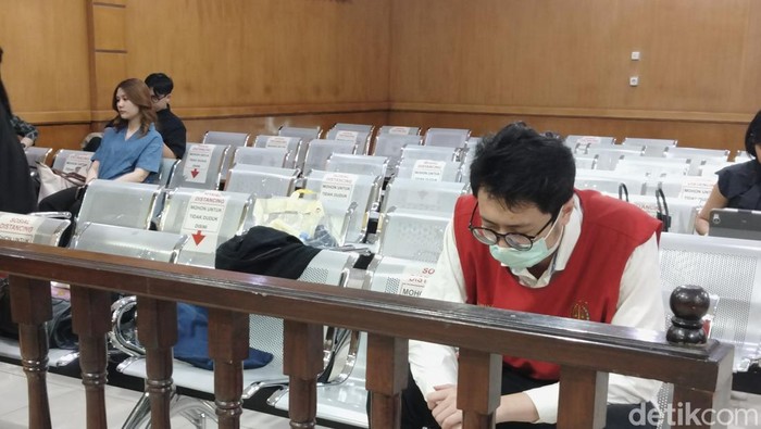 1762407034175-dokter-priguna-saat-menjalani-sidang-putusan-di-pn-bandung-majelis-hakim-menjatuhkan-vonis-11-tahun-penjara-terhadap-priguna-d-1762334016159_169