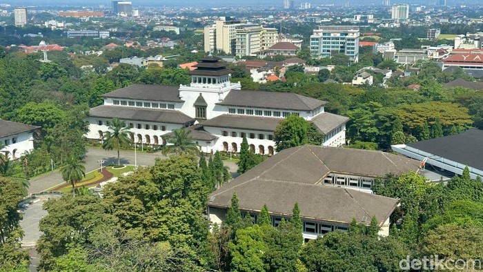 1762407088384-gedung-sate-kota-bandung-1750665223400_169