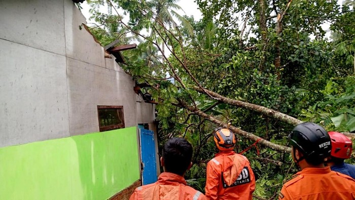 1762407104842-dok-bpbd-ciamis-petugas-bpbd-ciamis-melakukan-penanganan-bencana-akibat-angin-kencang-di-kecamatan-sindangkasih-kabupaten-ciam-1762389964793_169