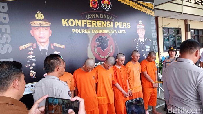 1762407115544-polisi-mengungkap-aksi-perampokan-modus-akun-facebook-palsu-1762325225130_169