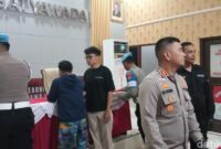 1762428496585-pria-yang-mengamuk-saat-digerebek-polisi-terkait-peredaran-narkoba-saat-dihadirkan-dalam-konferensi-pers-di-mapolres-cirebon-k-1762423650649_169