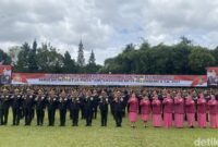 1762428517858-wakapolri-komjen-dedi-prasetyo-bersama-pejabat-dan-perwira-yang-baru-dilantik-di-sukabumi-1762408628137_169