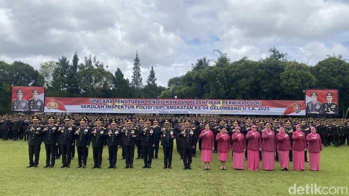 1762428517858-wakapolri-komjen-dedi-prasetyo-bersama-pejabat-dan-perwira-yang-baru-dilantik-di-sukabumi-1762408628137_169