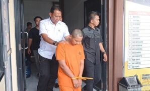 1762428556638-tersangka-saat-digelandang-aparat-polres-tasikmalaya-kota-1762420787883_169