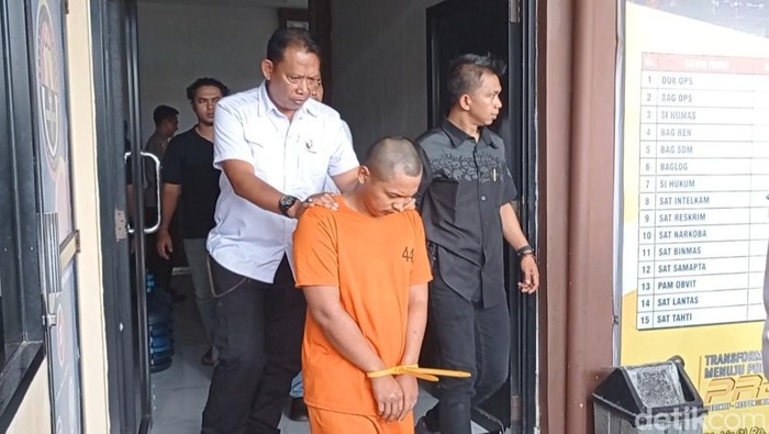 1762428556638-tersangka-saat-digelandang-aparat-polres-tasikmalaya-kota-1762420787883_169