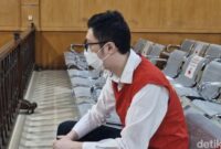 1762428782732-dokter-priguna-saat-menghadiri-sidang-dakwaan-di-pn-bandung-dia-didakwa-melakukan-tindak-pidana-kekerasan-seksual-atas-pemerko-1755757693026_169