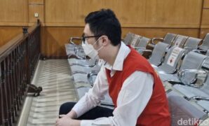 1762428782732-dokter-priguna-saat-menghadiri-sidang-dakwaan-di-pn-bandung-dia-didakwa-melakukan-tindak-pidana-kekerasan-seksual-atas-pemerko-1755757693026_169