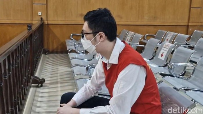 1762428782732-dokter-priguna-saat-menghadiri-sidang-dakwaan-di-pn-bandung-dia-didakwa-melakukan-tindak-pidana-kekerasan-seksual-atas-pemerko-1755757693026_169