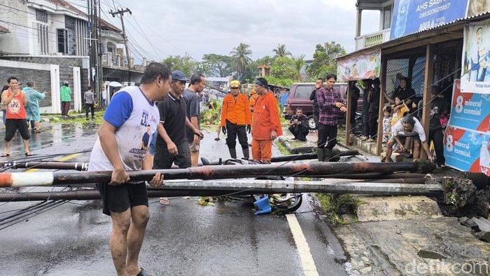 1762449889768-salah-satu-dampak-bencana-alam-yang-terjadi-di-kota-tasikmalaya-rabu-5112025-siang-1762416145565_169
