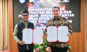 1762450019696-bupati-bandung-dadang-supriatna-dan-wali-kota-serang-budi-rustandi-saat-menandatangi-kesepakatan-bersama-mou-di-hotel-sunshine-1762413212444_169