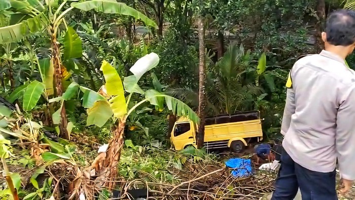 1762450166897-truk-terjun-ke-jurang-korban-selamat-1762428486910_169