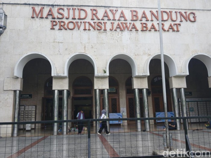 1762471060301-masjid-raya-bandung-1749110890681_43