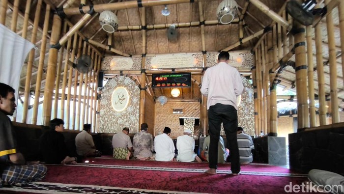 1762471081231-masjid-bambu-atau-masjid-ash-shomad-cirebon-1741012996225_169