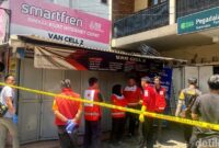 1762493476552-olah-tkp-penemuan-mayat-di-konter-hp-bandung-1762489466732_169