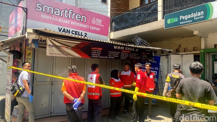 1762493476552-olah-tkp-penemuan-mayat-di-konter-hp-bandung-1762489466732_169