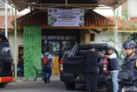 1762514876107-sman-72-kelapa-gading-dijaga-ketat-usai-ledakan-1762503096400_169