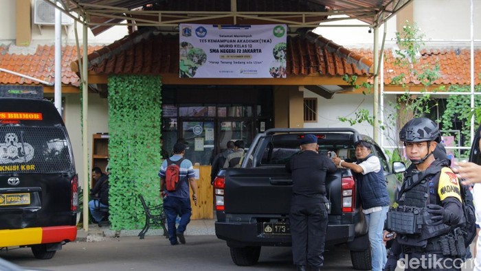 1762514876107-sman-72-kelapa-gading-dijaga-ketat-usai-ledakan-1762503096400_169