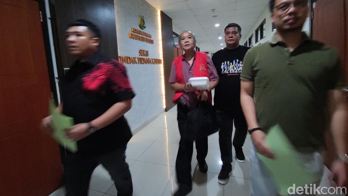 1762514965096-tim-kejari-bogor-mengeksekusi-terpidana-hendra-witama-yang-sebelumnya-sempat-tidak-kooperatif-dan-berstatus-dpo-daftar-pencari-1762500651239_169