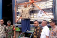 1762514976042-wakil-menteri-perindustrian-faisol-riza-saat-melakukan-simbolis-pelepasan-ekspor-perdana-pestisida-di-pabrik-karawang-1762500076545_169