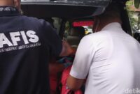 1762515009152-tim-inafis-satreskrim-polrestabes-bandung-saat-mengevakuasi-penemuan-mayat-seorang-pria-yang-diduga-sakit-di-dalam-kamar-indek-1762506579240_169