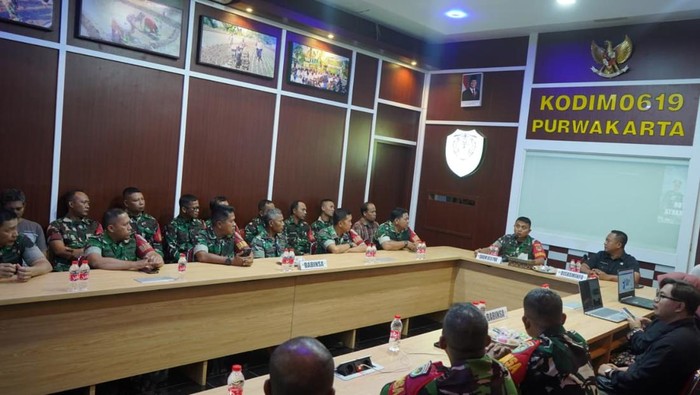 1762536289765-babinsa-di-purwakarta-dibekali-literasi-digital-1762502325356_169