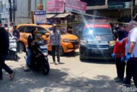 1762536333194-ambulans-pmi-kota-bandung-memboyong-mayat-di-konter-hp-sukajadi-ke-rumah-sakit-sartika-asih-bandung-1762493454069_169