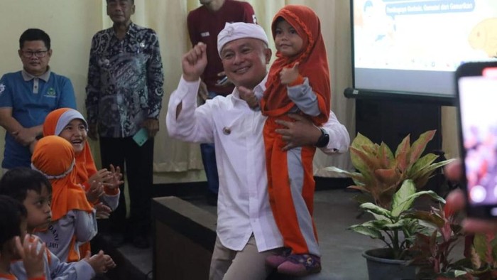 1762536371618-pemkab-kabupaten-kuningan-saat-melaksanakan-gerakan-makan-bergizi-1762503600427_169