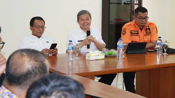 1762557432347-rapat-koordinasi-forum-pengurangan-risiko-bencana-di-kota-cirebon-1762512641914_169