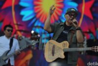 1762579433177-penampilan-doel-sumbang-di-konser-west-java-festival-2023-di-stadion-siliwangi-kota-bandung-minggu-392023_169