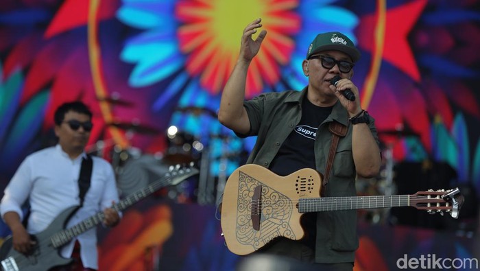 1762579433177-penampilan-doel-sumbang-di-konser-west-java-festival-2023-di-stadion-siliwangi-kota-bandung-minggu-392023_169