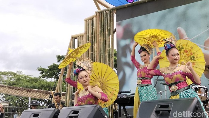 1762579470275-penampilan-pesona-kandaga-resik-di-wjf-2025-1762574557250_169