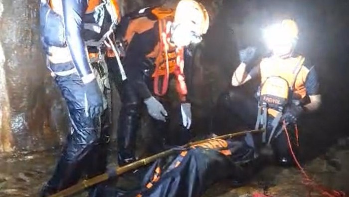 1762579643741-tim-sar-mengevakuasi-jenazah-memed-pemburu-kelelawar-di-goa-lalay-pangandaran-1762507353191_169