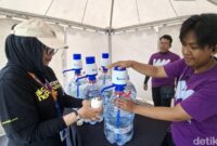1762601134634-pengunjung-isi-air-di-water-station-yang-disiapkan-le-minerale-1762592311206_169