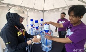 1762601134634-pengunjung-isi-air-di-water-station-yang-disiapkan-le-minerale-1762592311206_169