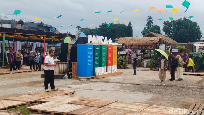 1762601205154-pengunjung-berpayung-nikmati-suasana-west-java-festival-yang-diwarnai-gerimis-1762589138798_169