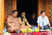 1762622500893-sendi-apriadi-kepala-dinas-perkim-saat-mendampingi-bupati-asep-japar-dalam-sebuah-kegiatan-di-kecamatan-nyalindung-1762565007265_169