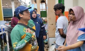 1762622574057-dinas-pengendalian-penduduk-dan-keluarga-berencana-dppkb-kabupaten-sukabumi-menyalurkan-bantuan-langsung-kepada-petugas-lapang-1762576117761_169