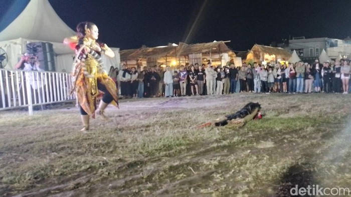 1762622580856-tari-berokan-dari-indramayu-di-wjf-2025-1762609763820_169