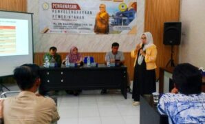 1762622614986-kepala-dinas-pemberdayaan-masyarakat-desa-kabupaten-karawang-syaifullah-saat-rapat-koordinasi-dengan-dprd-jawa-barat-sri-rahay-1762599240400_169