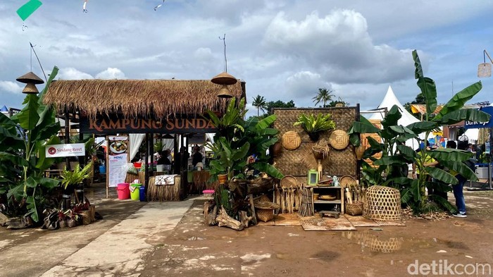 1762665883690-suasana-kampung-sunda-di-wjf-2025-1762652778021_169
