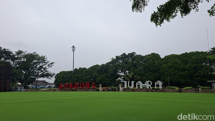 1762665949040-taman-alun-alun-kota-bandung-1747817037582_169