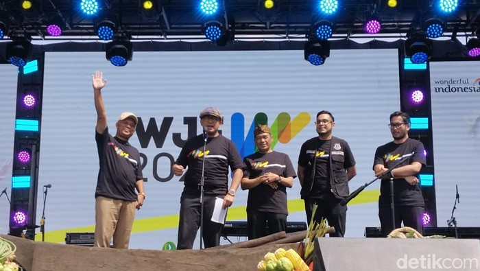 1762666035350-para-kepala-daerah-di-jabar-saat-hadir-di-west-java-festival-2025-1762657785394_169