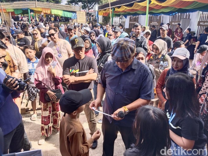 1762666057277-wali-kota-bandung-muhammad-farhan-saat-datang-ke-wjf-2025-1762657014319_43