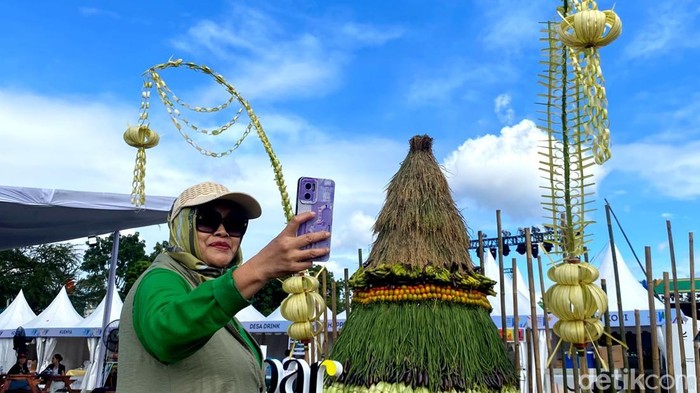 1762666116478-gunungan-jabar-istimewa-jadi-pusat-perhatian-di-wjf-2025-1762655546721_169