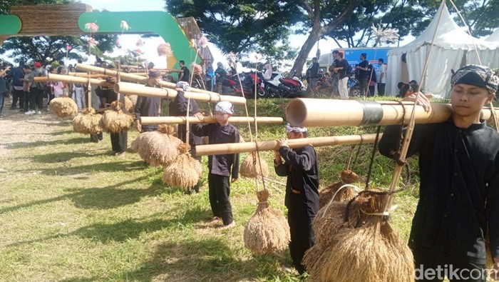 1762666132894-seren-taun-sinar-resmi-dalam-parade-penyambutan-di-wjf-2025-1762655303678_169