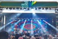 1762687554597-penampilan-doel-sumbang-saat-event-west-java-festival-wjf-2025-di-kiara-artha-park-kota-bandung-minggu-9112025-1762684360274_169